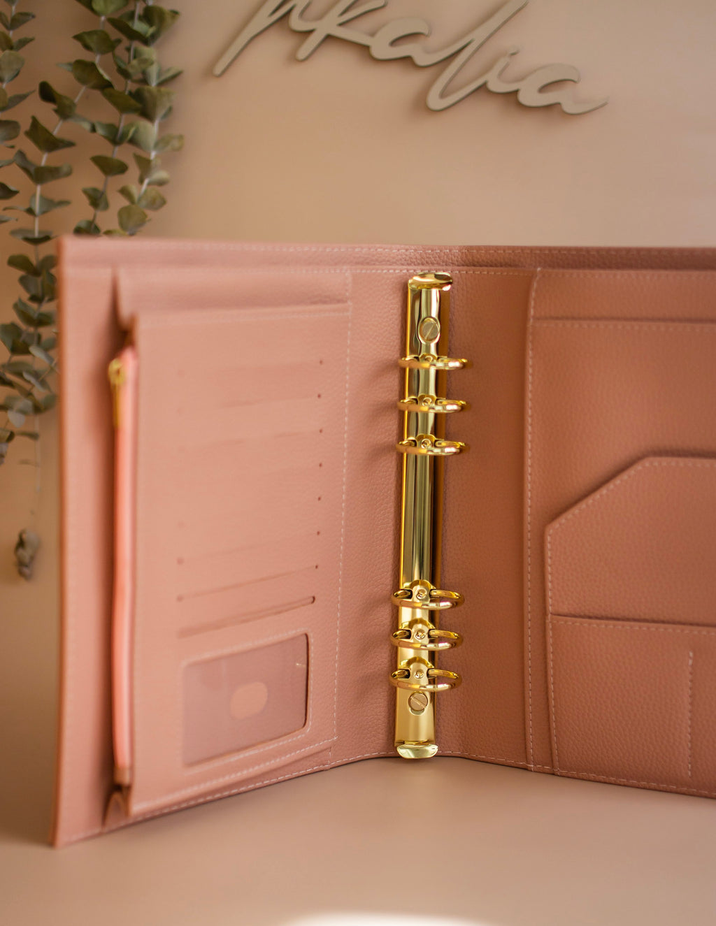 A5 Binder mit goldenen Details